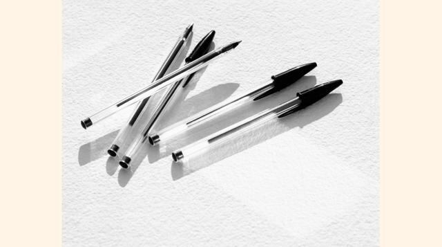 Bolígrafo. Fue idea del inventor y periodista húngaro nacionalizado argentino László József Bíró (Budapest, 1899 – Buenos Aires, 1985). Patentó en 1938 y 1943 el bolígrafo con punta de bola, una invención que se utilizaría durante décadas hasta hoy en día