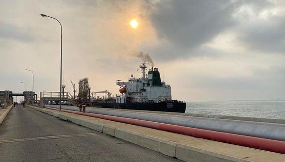 Buques de Irán en Venezuela: Primer petrolero iraní con gasolina que llegó a puerto de refinería El Palito. (Foto: @TareckPSUV).