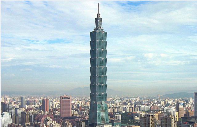 FOTO 11 | TAIPEI 101, TAIPÉI: 2.3 MILLONES DE DÓLARES.
Tapei 101 fue el edificio más alto del mundo de 2004 a 2009, cuando fue superado por el Burj Khalifa de Dubái. El rascacielos postmoderno, que combina sin esfuerzo estilos tradicionales y contemporáneos,su construcción  costó 1.8 mil millones dólares (£1.3 mil millones).