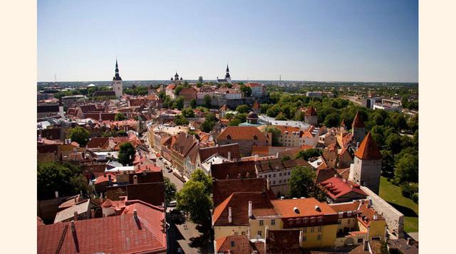 9. ESTONIA .Con el 51% de su espacio cubierto por bosques impresionantes, es la escapada perfecta para los amantes de las ciudades de cuento de hadas (¡hola, Tallín!), el terruño y los paisajazos. Y desde que han instalado altavoces gigantes para escuchar