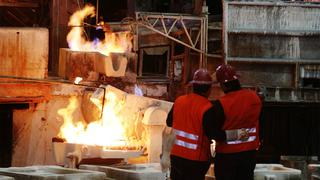 Cobre baja por aumento de inventarios y plomo sube por temor a escasez de suministros