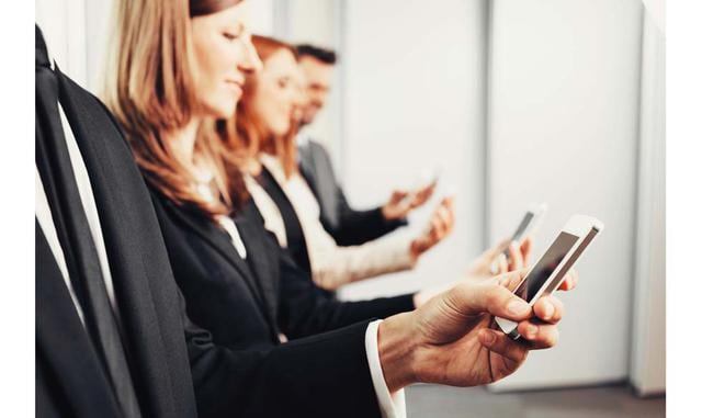 FOTO 5 | Silencia tu teléfono. Aunque es muy común que a las personas les suene el teléfono en plena conversación, eso no quiere decir que así tenga que ser. Eso incomoda a la otra persona.