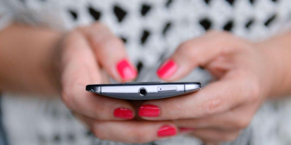 Expertos señalan que si queremos disminuir el estrés, tenemos que empezar controlando nuestra adicción al teléfono. (Foto: Shutterstock)