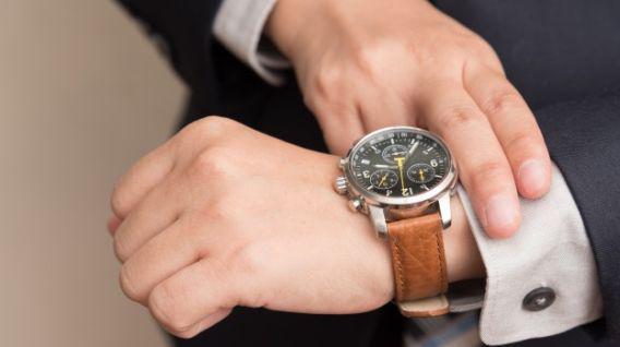 Adquirir un reloj de lujo demanda una inversión grande, pero antes de comprarlo verifica que sea original y no una imitación. (Foto: Freepik)