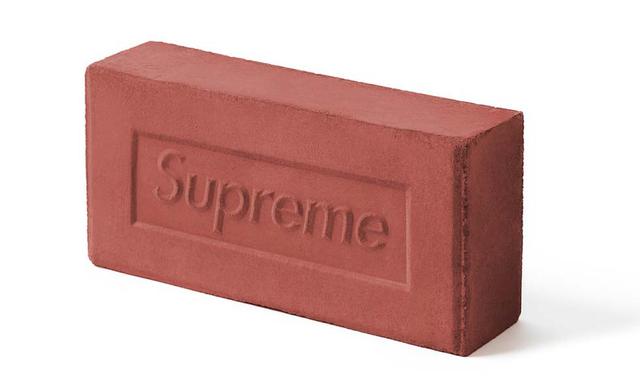 El ladrillo Supreme Supreme es una conocida marca de ropa para  skaters . Cuenta con miles de seguidores que llegan a esperar durante horas a las afueras de sus tiendas, para lograr comprar alguno de los productos de su última colección. Por lo mismo, el 