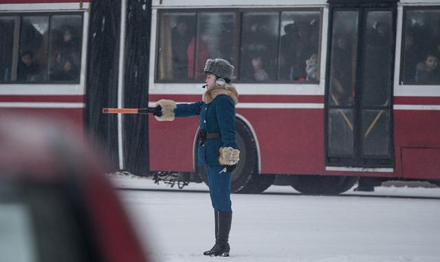 "Debo llevar a cabo cada acción con el corazón y disciplina", declara a la AFP la capitana Ri Myong-Sim, de 24 años, con uniforme azul, calcetines y guantes blancos. (FOTO: AFP)