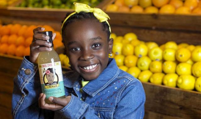FOTO 19 | 19. Mikaila Ulmer

Esta pequeña de 11 años tomó la receta de limonada que hiciera su abuela en 1940, conquistó Shark Tank y ahora vende su limonada “Me & The Bees” en las tiendas 55 Whole Food en Texas, Oklahoma, Arkansas, Luisiana y Florida. Ella dona una parte de sus ventas a organizaciones locales e internacionales que están comprometidas con la preservación de las abejas.
