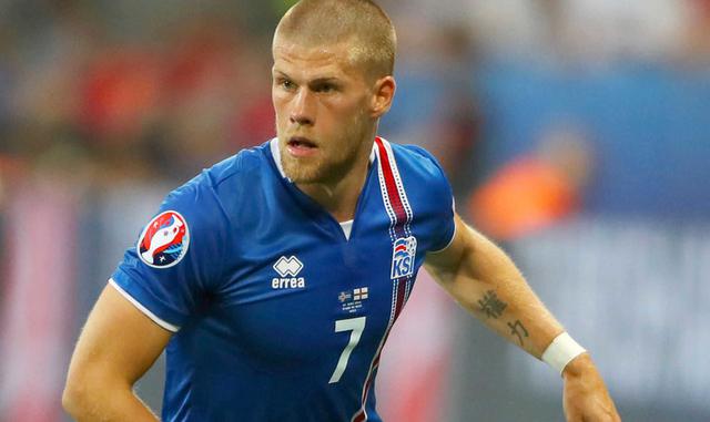 FOTO 10 | Johann Berg Gudmundsson. Por derecha, se encuentra este volante del Burnley, con sus US$ 5 millones.