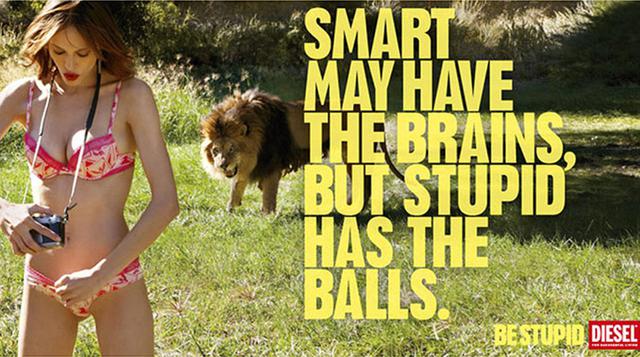 "Sé estúpido". Esa frase era la invitación con que la firma de jeans Diesel invitaba a sus potenciales clientes en 2010 a ir "más allá" y por lo mismo, preparó una campaña gráfica en la que se ponían a los modelos en situaciones de rie