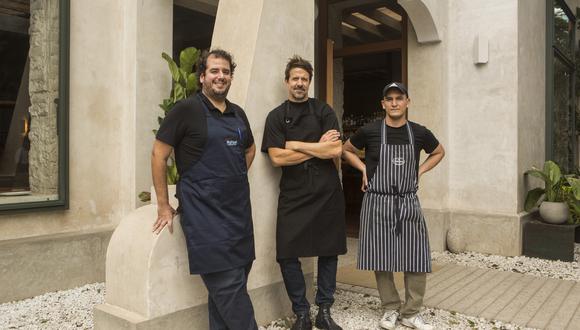 Rodrigo Alzamora, Rafael Osterling y Lukas Sifuentes (chefs de Rocco) posan en la entrada del local.