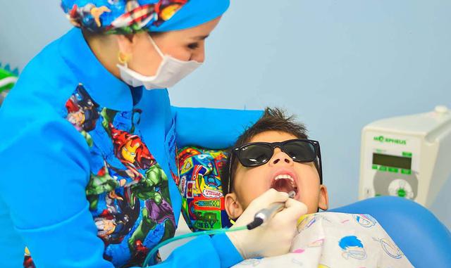 Dentista. Antes de obtener la licencia, los candidatos deben tener un título universitario en pre odontología u otra carrera científica, para tener una buena puntuación en el Test de Prueba de Aceptación Dental y completar el grado en doctor en cirugía dental o medicina dental. Salario medio anual: $129.968. Ofertas de trabajo 7.307