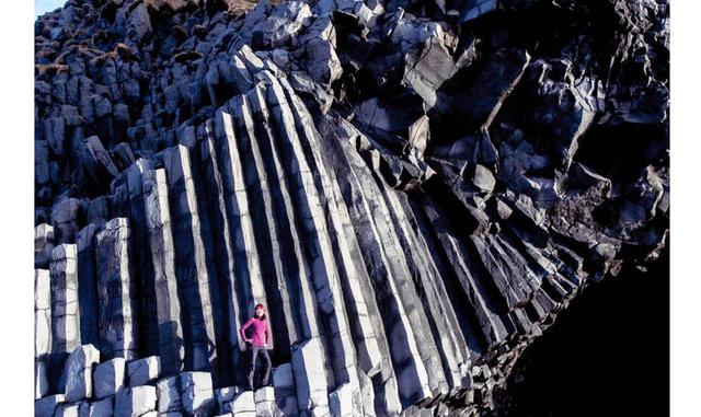 FOTO 9 | Textura de diseño volcánico. Si alguien buscara un escenario perfecto para estrenar una cámara de 360 grados, este sería sin duda una opción excelente. De un lado, el Gardar, un escenográfico acantilado (no muy ancho, pero que llega a superar los