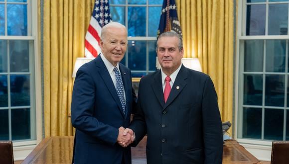 El embajador peruano en Estados Unidos, Alfredo Ferrero, le indicó al presidente Biden la importancia de su participación presencial en la APEC a realizarse en Lima en noviembre próximo. Foto: Casa Blanca (Adam Schultz).