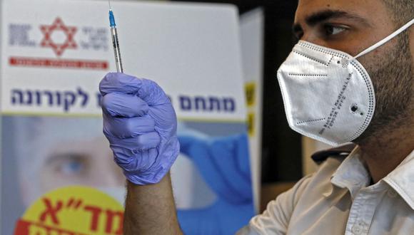 Un médico de Israel prepara una dosis de la vacuna Pfizer-BioNtech COVID-19 en una sucursal de IKEA en la ciudad de Beit Shemesh el 22 de febrero de 2021. (AHMAD GHARABLI / AFP).