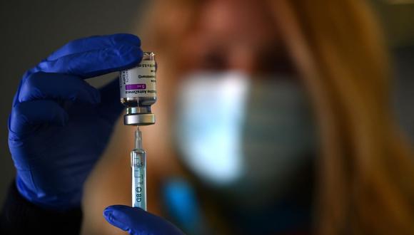 Una trabajadora sanitaria prepara una dosis de la vacuna AstraZeneca / Oxford en un centro de vacunación contra el coronavirus del estadio Wanda Metropolitano de Madrid, España. (GABRIEL BOUYS / AFP).
