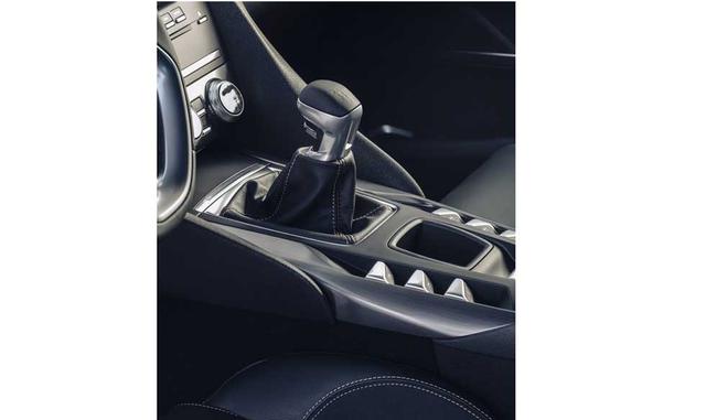 DS Performance Line. La gama DS, DS3 y su versión cabrio, DS4 y DS5, estrenan un estilo inspirado en los monoplazas de la marca en la Formula E, que los acercan al segmento de los GT con tapicerías de cuero granulado y nappa, tanto en los asientos como en