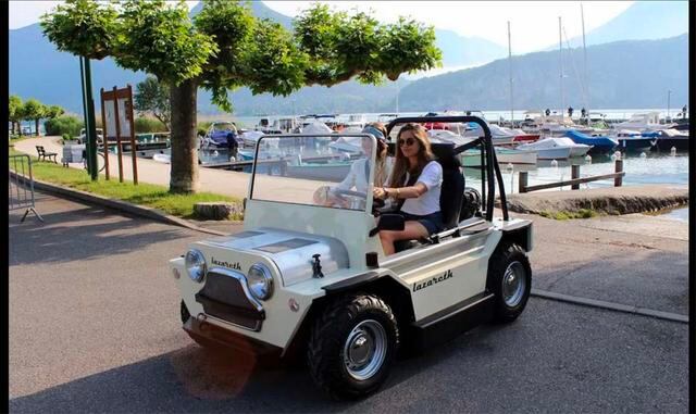 La transición de agua a tierra toma pocos segundos, de ahí todas las sonrisas en estas fotografías, y una hélice limitada a 6CH le permite a este vehículo anfibio “navegar hasta a 7 nudos, que parece lo suficiente para un día en el sol, diversión y el pri
