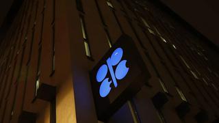 OPEP+ desoye a EE.UU. al confirmar subidas moderadas de su oferta de crudo
