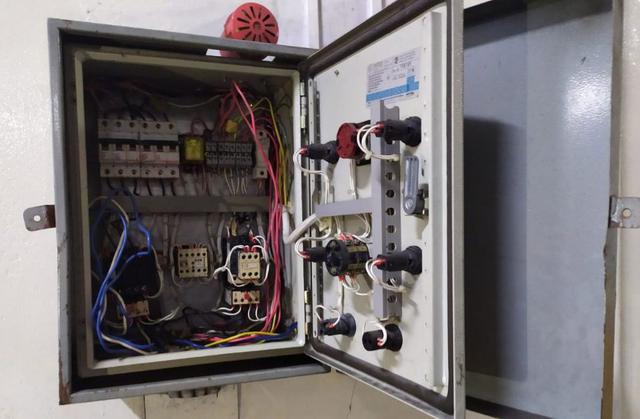 En la inspección en el centro comercial Polvos Azules también se hallaron tableros eléctricos que no tienen Sistema Puesta Tierra. (Foto: Municipalidad de la Victoria)