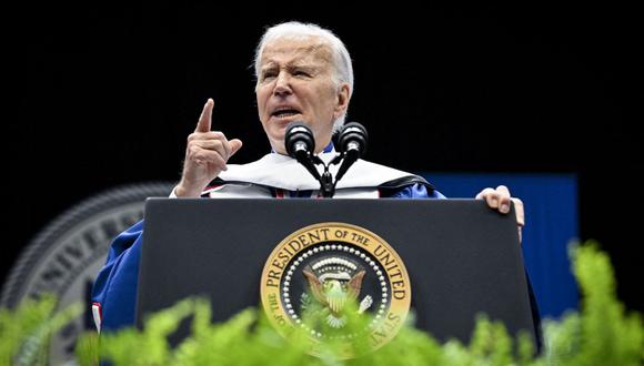 El presidente de los Estados Unidos, Joe Biden, pronuncia el discurso de graduación durante la ceremonia de graduación de primavera de la Universidad Howard de 2023 en el Capitol One Arena en Washington, DC, el 13 de mayo de 2023. (Foto de Mandel NGAN / AFP)