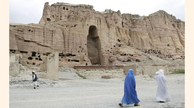 Budas de Bamiyán, Afganistán. Estatuas budistas más grandes del mundo de 53 y 35 metros de altura cada una y con más de 1500 años de antigüedad. El régimen talibán los dinamitó por considerarlos monumentos idólatras. (Foto: CNN)
