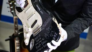 Una guitarra destrozada por Cobain subastada en casi USD 600,000 en EE.UU.