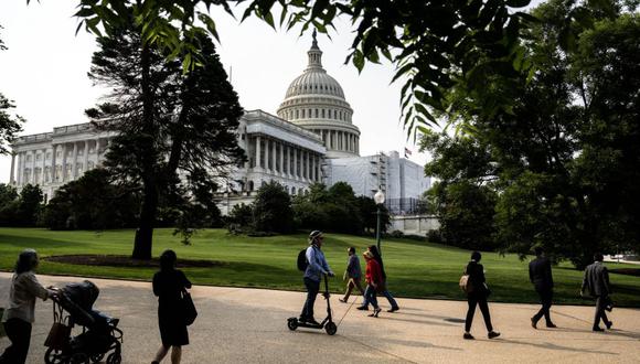Visitantes frente al edificio del Capitolio de EE.UU. en Washington, DC, EE. UU., el martes 23 de mayo de 2023.