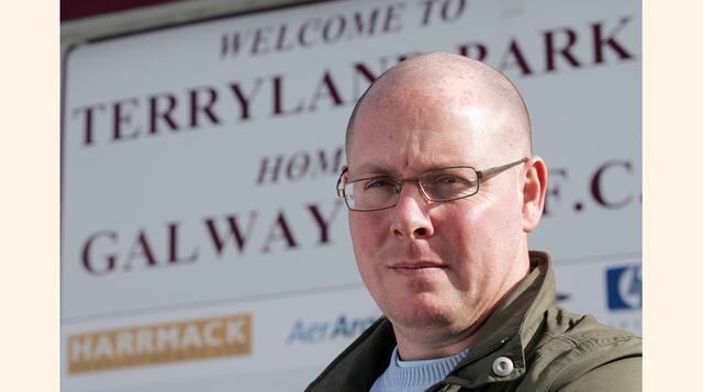 Nick Leeson. En 1995, el corredor de bolsa provocó el colapso del banco británico Barings al perder más de US$ 1,300 millones de dólares invirtiendo en el índice Nikkei de Japón. Leeson dirigía desde la sede del banco en Singapur las operaciones de futuro