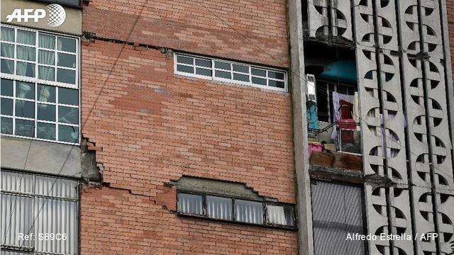 Foto 11 | Un edificio: Métase debajo de una mesa o escritorio, alejado de ventanas y paredes exteriores. Permanezca allí hasta que haya pasado el movimiento. NO use los ascensores.