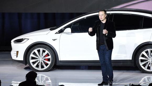 En esta foto de archivo tomada el 29 de septiembre de 2015, el presidente y director ejecutivo de Tesla Motors, Elon Musk, habla en el evento de lanzamiento del Model X en Fremont, California. (Foto por SUSANA BATES / AFP)