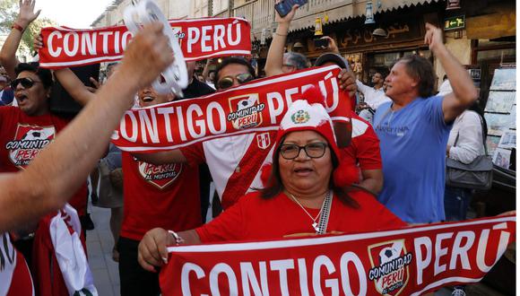 “Vamos Perú, sí se puede. ¡Arriba Perú!”, alentó el jefe de Estado a los futbolistas. EFE/Albert Estévez