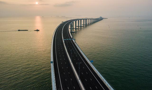 El mayor puente sobre el mar del mundo, de 55 kilómetros de largo, une las ciudades de Hong Kong, Zhuhai (en China continental) y Macao. (Foto: AFP)