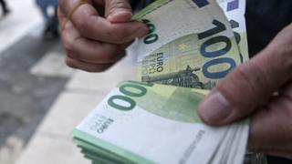 Euro cae 12% frente al sol, ¿Conviene a ahorrar en la moneda única?
