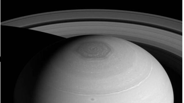 Los volcanes de lo.  lo es otro de los satélites de Júpiter, y su superficie está marcada por más de 400 de volcanes( el objeto geológicamente más activo del Sistema Solar).