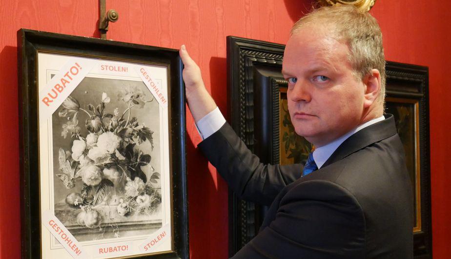 Eike Schmidt, director de la Galería Uffizi de Florencia (Italia), junto a la reproducción en blanco y negro de la obra.&nbsp;(Foto: AFP)