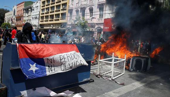 Al menos 18 personas han fallecido desde que el pasado viernes se recrudecieron las protestas por el alza del pasaje del Metro de Santiago y el Gobierno decretara el estado de emergencia y toques de queda en ciudades de casi todas las regiones de Chile. (Foto: Reuters)