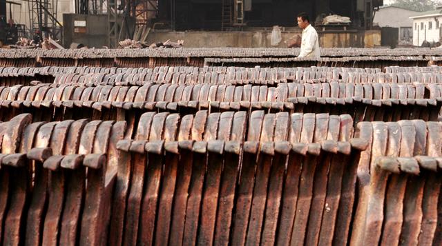 Liu Qibing En el año 2005, , un operador en la Bolsa de Metales de Londres que trabajaba supuestamente en representación del gobierno chino, apostó erróneamente a que el precio del cobre iba a caer, acumulando pérdidas por más de 800 millones de dólares. 