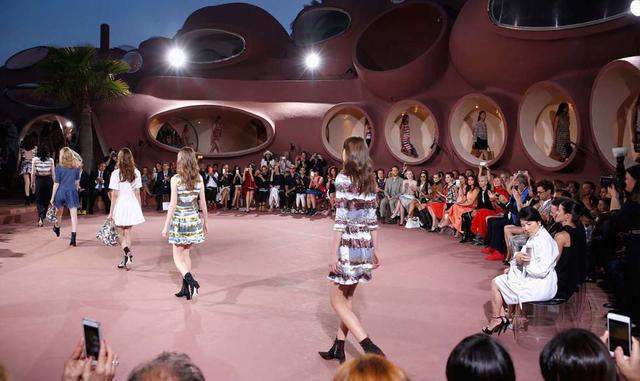 PALAIS BULLES – FRANCIA. Un ingeniero industrial francés lo construyó entre 1975 y 1989 y después lo compró el estilista Pierre Cardin.