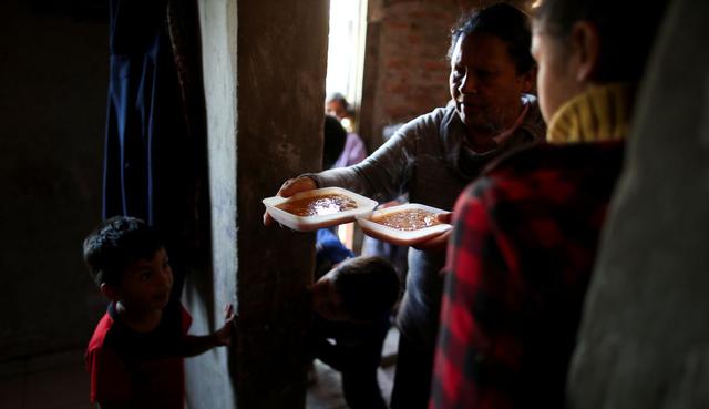 Si alguien quiere saber por qué el mandatario Macri probablemente pierda la presidencia en los comicios de octubre, solo tiene que visitar un comedor comunitario en Argentina. (Foto: Reuters)
