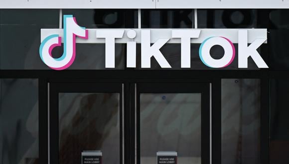TikTok es muy popular por sus videos cortos y virales y tiene más de mil millones de usuarios activos en el mundo. (Photo by Patrick T. Fallon / AFP)