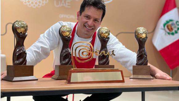 El chef Flavio Solorzano posa con las cuatro estatuillas que recibió Perú al imponerse en los World Travel Awards Latam. (Foto Instagram / Flavio Solorzano)