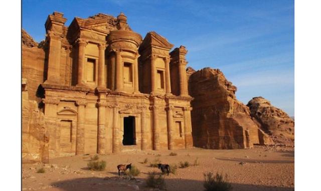 Petra. Fue una ciudad tallada en piedra. Se localiza a más de 2 mil 500 kilómetros de la capital de Jordania. Destaca por sus fachadas, templos y monumentos funerarios, entre ellos el llamado "Tesoro" de más de 70 metros de altura. Desde julio d