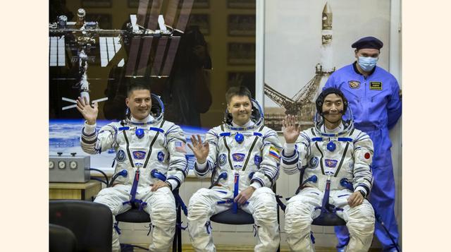 Los miembros de la misión a la Estación Espacial Internacional Kjell Lindgren de los EE.UU., Oleg Kononenko de Rusia y Kimiya Yui de Japón saludan a los presentes luego de ponerse los trajes espaciales en el cosmódromo de Baikonur, Kazajstán. (Reuters)