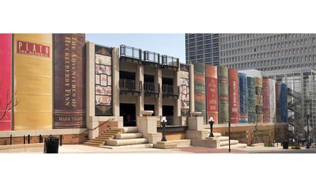 KANSAS CITY PUBLIC LIBRARY – ESTADOS UNIDOS. ¿Se imagina entrar en una biblioteca pública con libros de clásicos y best-sellers gigantes? La fachada es increíble y nadie se resiste a hacers un selfi allí.