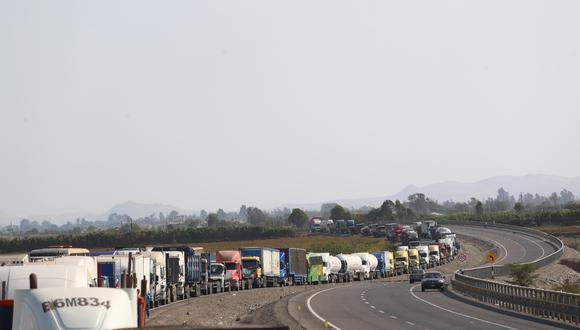 Camiones se encuentran varados en las principales vías de Arequipa. Foto referencial/ Alessandro Currarino / GEC