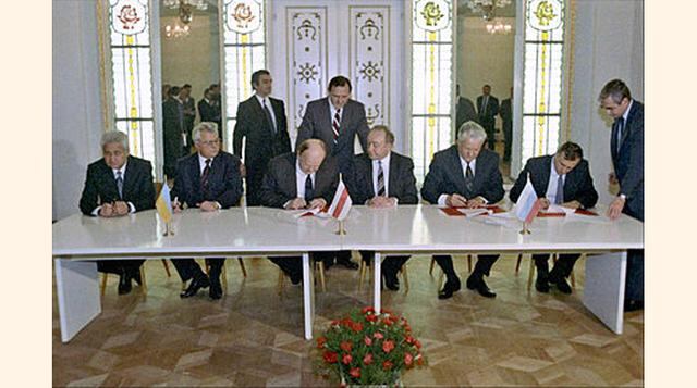 El 8 de diciembre, los dirigentes rusos, ucranianos y bielorrusos firman un tratado de disolución de la URSS. (Foto: Wikimand)