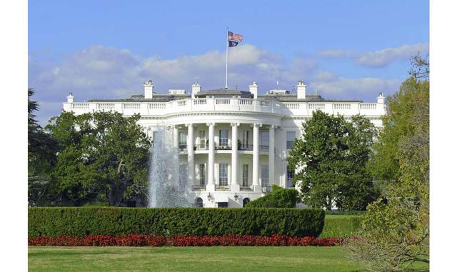 Washington, D. C., Estados Unidos. Gracias a los dos aeropuertos principales que funcionan en la capital de EE. UU., resulta sencillo llegar a Washington, D. C. Si bien es posible acceder a pie a la mayoría de los museos y las atracciones de la ciudad, un