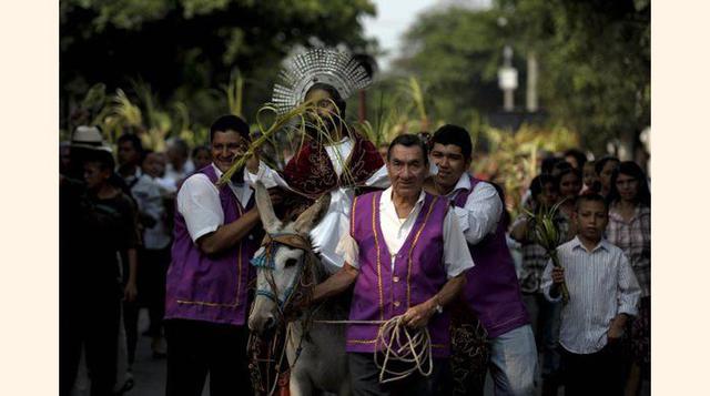 Por tal motivo, cortaban ramas de olivo y lagente traía las palmas que simbolizan la victoria; y el olivo, la paz.