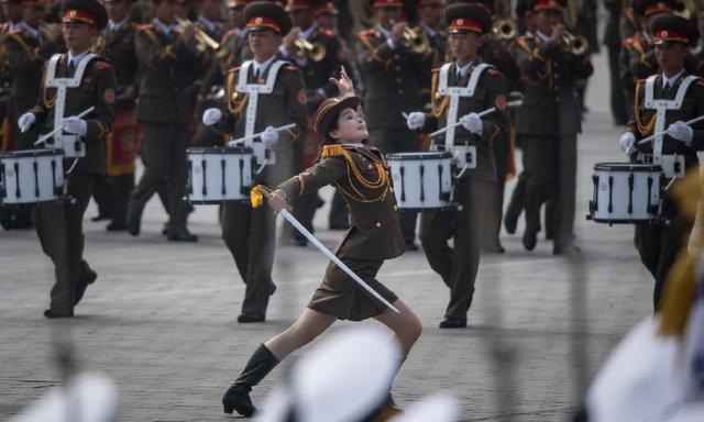 KPA marchan a través de la plaza de Kim Il-Sung durante un desfile militar que conmemora el 105 aniversario del nacimiento del último líder norcoreano Kim Il-Sung (foto: AFP).