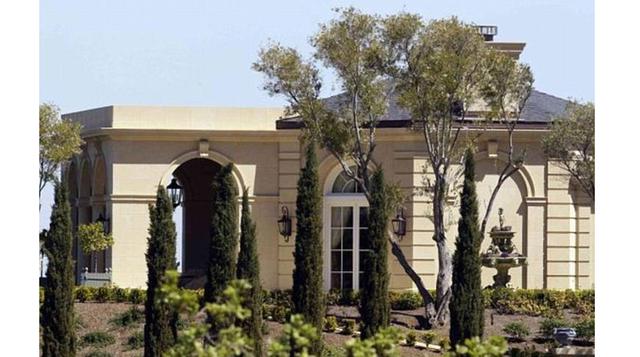 CASA DE YURI MILNER EN SILICON VALLEY. En Silicon Valley se levanta la mansión valuada en 100 millones de dólares del magnate ruso Yuri Milner, inversor en Facebook, Zynga, Twitter, Spotify, ZocDoc y Groupon. Milner, quien compró la mansión de estilo fran